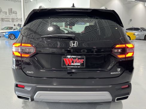 New 2025 Honda Pilot Touring image 21