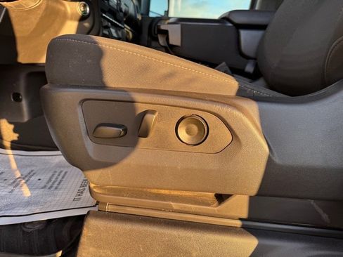 Used 2025 Chevrolet Silverado 2500 Custom w/ Custom Convenience Package image 15