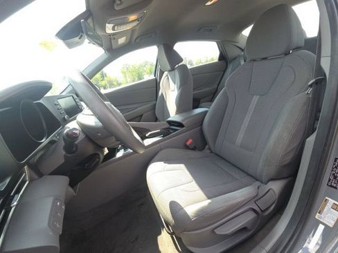Used 2021 Hyundai Elantra SE FWD image 18
