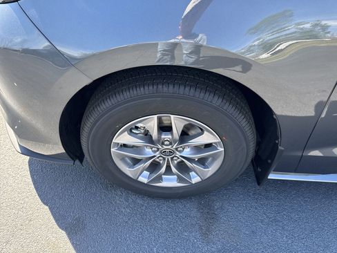 New 2025 Toyota Sienna XLE image 9
