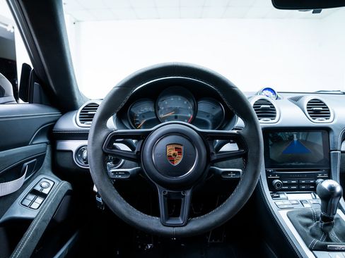 Used 2022 Porsche 718 Cayman GT4 RWD image 9
