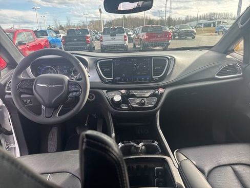 Used 2025 Chrysler Pacifica Limited image 8