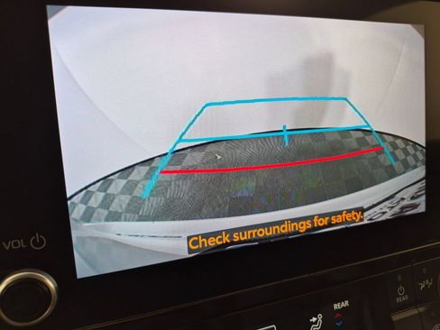 Used 2025 Toyota Highlander XLE AWD/4WD image 19