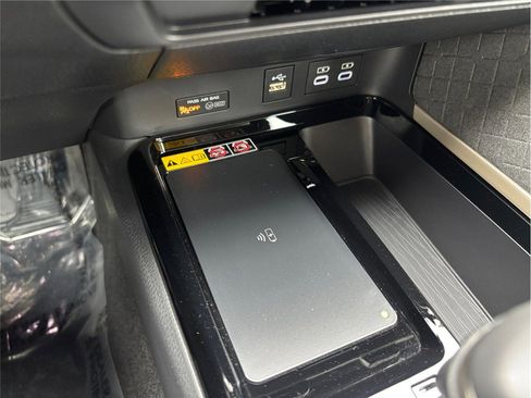 Used 2025 Toyota Camry XLE image 30