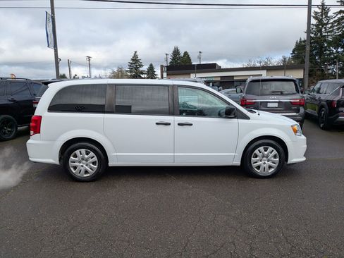 Used 2019 Dodge Grand Caravan SE image 6