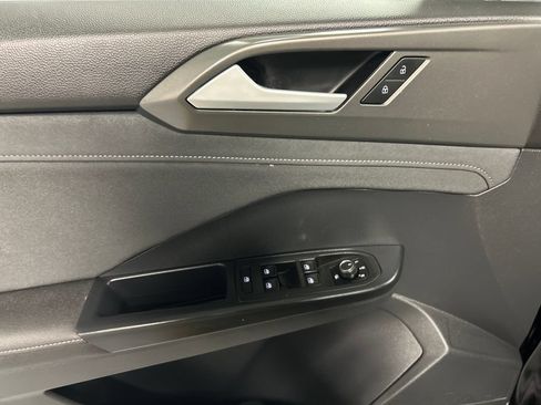 Used 2025 Volkswagen Taos SE FWD image 12