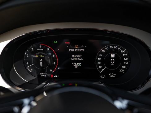 Used 2025 Bentley Bentayga V8 image 7