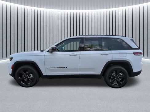 Used 2025 Jeep Grand Cherokee Limited w/ Black Appearance Package AWD/4WD image 13