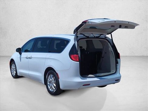 Used 2023 Chrysler Voyager LX FWD image 9