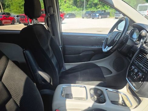 Used 2016 Dodge Grand Caravan SXT w/ Rear Park Assist Package FWD image 2