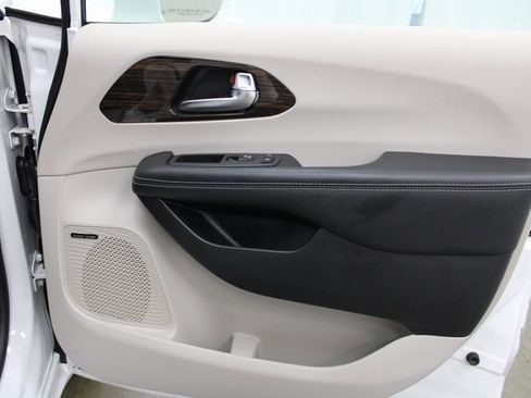 Used 2022 Chrysler Pacifica Limited image 28