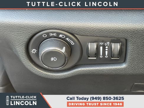 Used 2024 Chrysler Pacifica Limited w/ Uconnect Theater Family Group FWD image 23