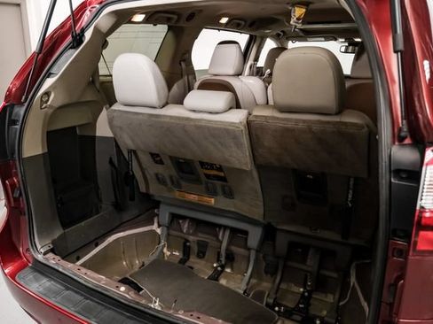 Used 2019 Toyota Sienna XLE Premium FWD image 42