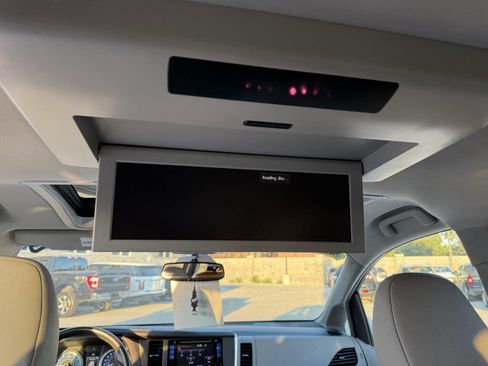 Used 2015 Toyota Sienna XLE image 17