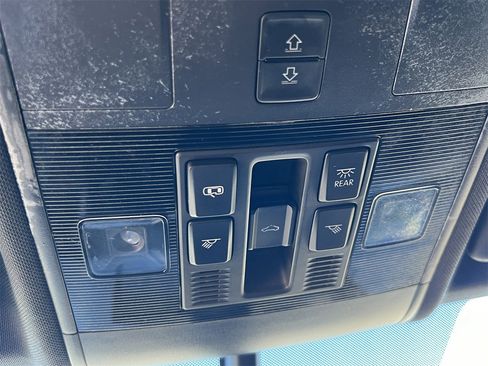 Used 2022 Volkswagen Atlas Cross Sport SE image 25