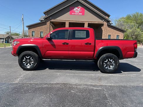 Used 2017 Toyota Tacoma TRD Off-Road image 2