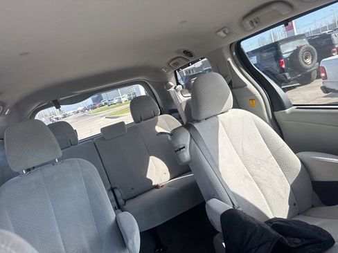 Used 2013 Toyota Sienna LE w/ Towing Pkg image 6