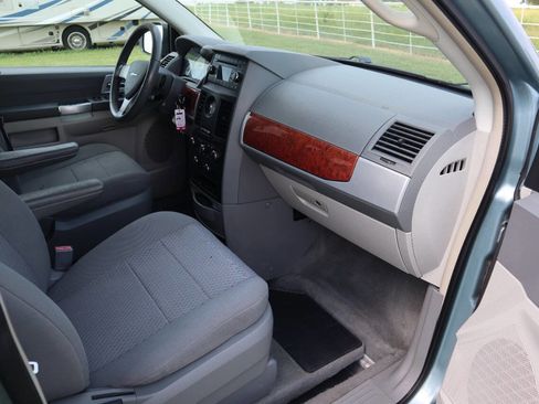 Used 2008 Chrysler Town & Country Touring image 31