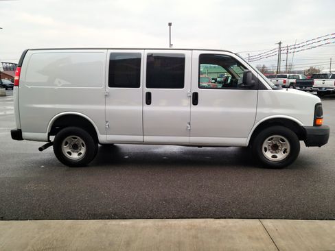 Used 2011 Chevrolet Express 2500 image 18