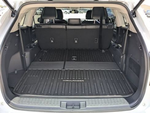 Used 2023 Toyota Highlander XLE FWD image 12