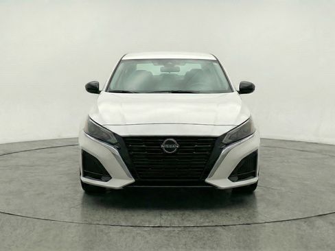 Used 2025 Nissan Altima 2.5 SV image 2