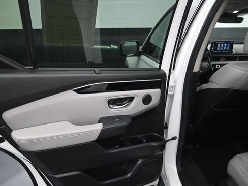 Used 2025 Honda Pilot Touring image 17