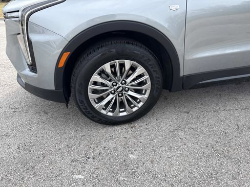 Used 2025 Cadillac XT4 Premium Luxury image 9