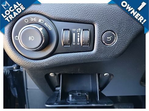 Used 2022 Jeep Cherokee Trailhawk w/ Comfort/Convenience Group AWD/4WD image 27