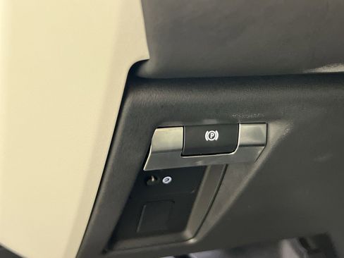 Used 2025 Land Rover Defender 110 S image 31