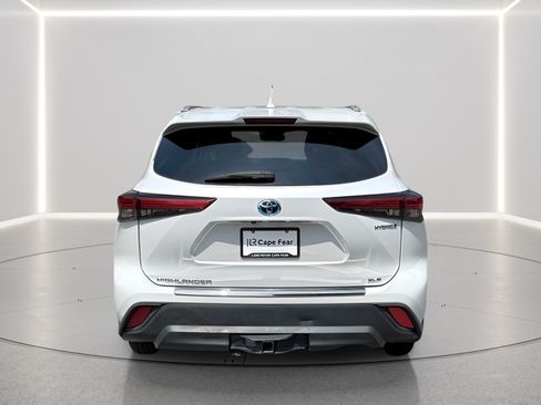 Used 2022 Toyota Highlander XLE AWD/4WD image 4