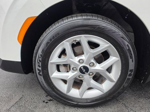 Used 2023 Kia Soul LX w/ LX Technology Package FWD image 11