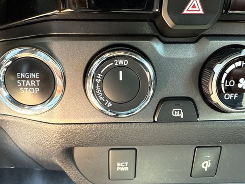 Used 2017 Toyota Tacoma TRD Sport w/ Tow Package (A/T) AWD/4WD image 19