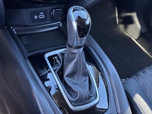 Used 2019 Nissan Rogue SV image 15