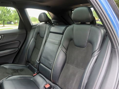 Used 2018 Volvo XC60 T6 R-Design w/ Convenience Package image 17