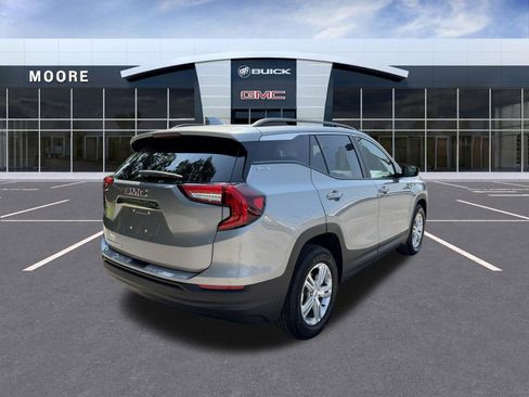 Used 2024 GMC Terrain SLE w/ Driver Convenience Package FWD image 3