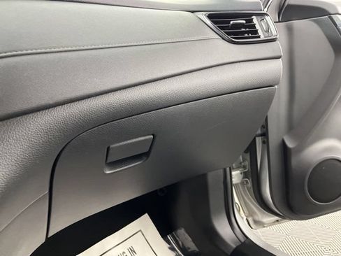 Used 2018 Nissan Rogue SV FWD image 36