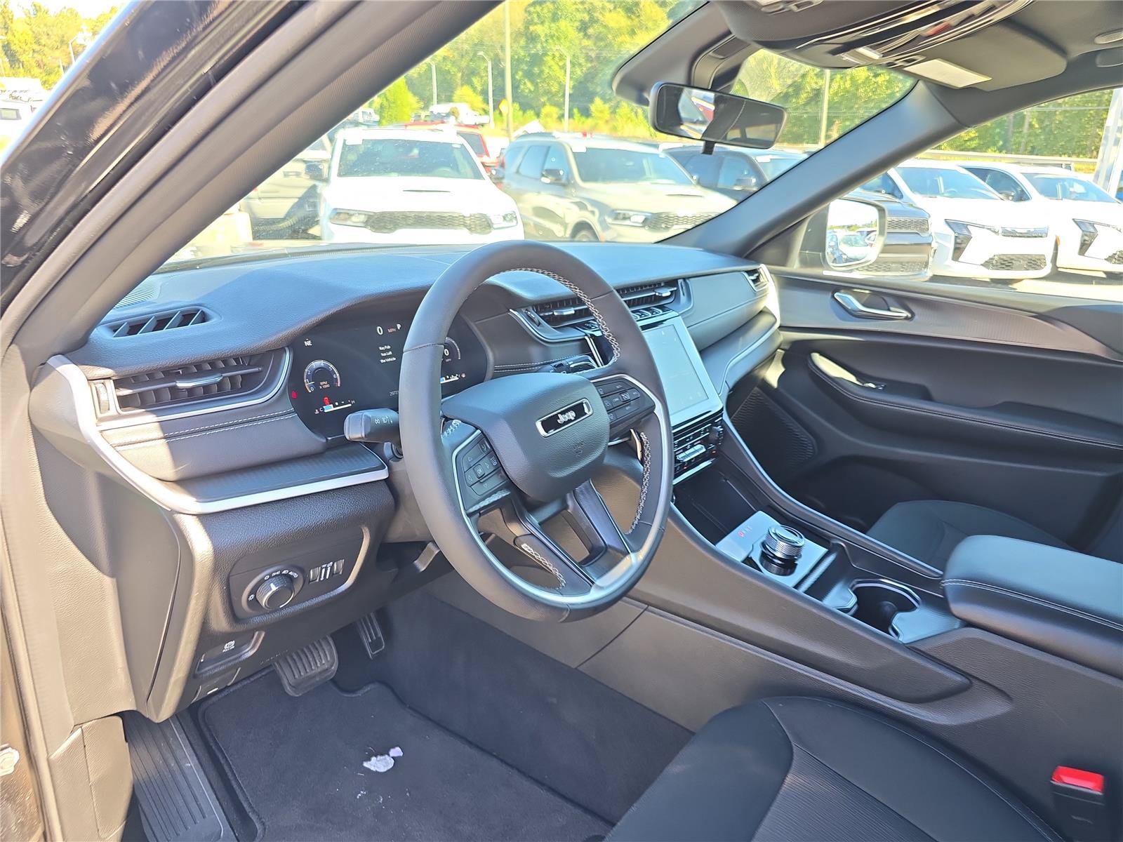 Used 2025 Jeep Grand Cherokee Laredo X w/ Luxury Tech Group I AWD/4WD image 22