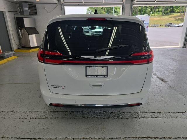 Used 2024 Chrysler Pacifica Touring-L FWD image 4