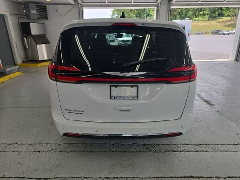 Used 2024 Chrysler Pacifica Touring-L FWD image 4