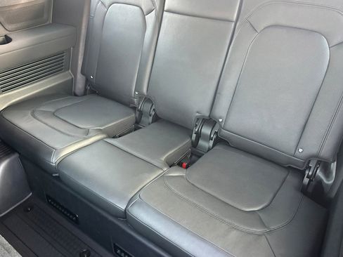 Used 2023 Land Rover Defender 130 X-Dynamic SE image 33