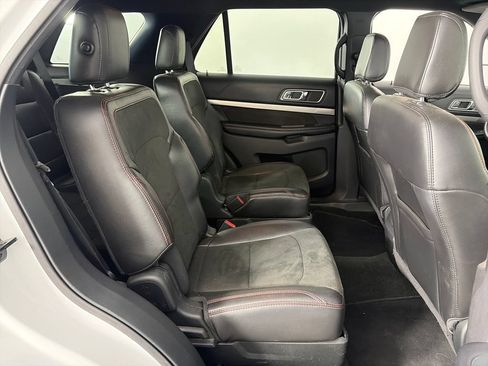 Used 2018 Ford Explorer XLT w/ Equipment Group 202A AWD/4WD image 29