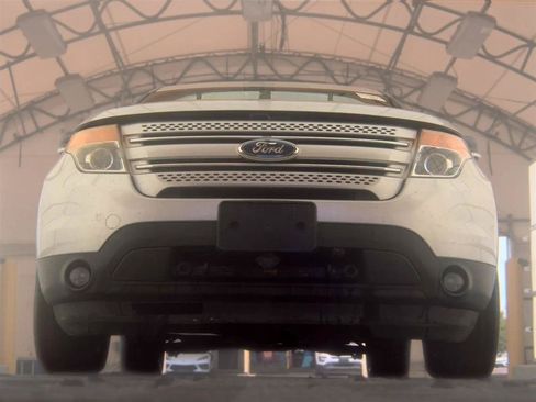 Used 2014 Ford Explorer XLT w/ Equipment Group 202A AWD/4WD image 3