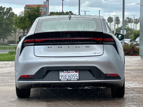 Used 2025 Toyota Prius LE FWD image 5