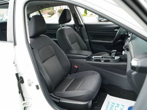 Used 2025 Nissan Altima 2.5 SV FWD image 12