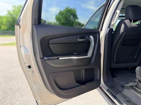 Used 2010 GMC Acadia SLE FWD image 12