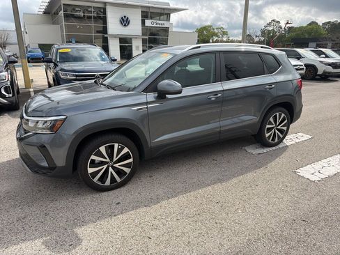Certified 2022 Volkswagen Taos SE image 17