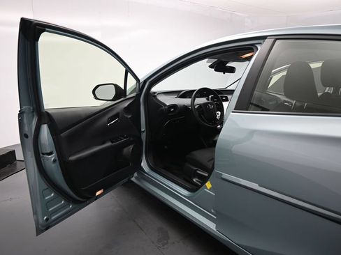 Used 2021 Toyota Prius LE FWD image 9