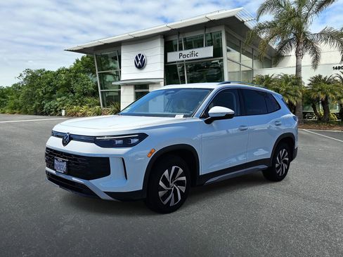 Certified 2025 Volkswagen Tiguan S image 1