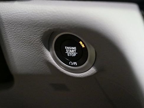 Used 2023 Chrysler Pacifica Limited FWD image 35