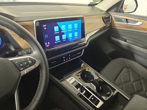 Used 2025 Volkswagen Atlas SE image 25